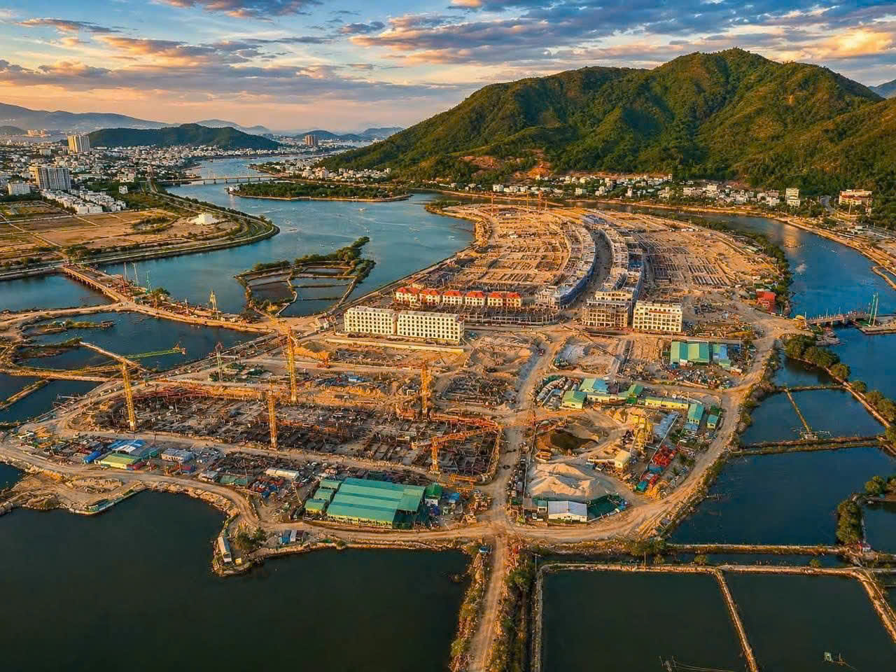 Toàn cảnh đại công trường thi công phân khu Charmora City