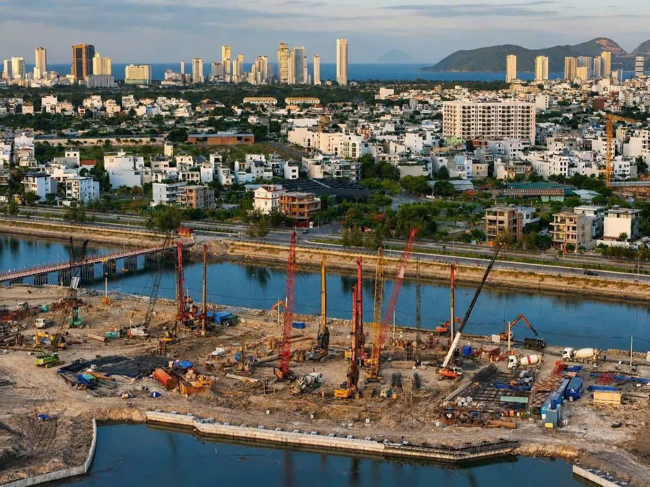 Dàn máy ép cọc nhồi thi công móng tại phân khu Charmora City