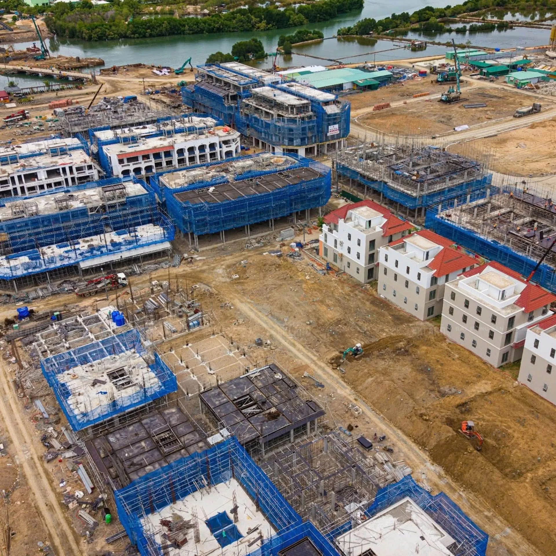 Thi công shophouse Charmora City lên sàn tầng 4 Ghi nhận tiến độ Charmora City tháng 9/2026 dãy shophouse xây sàn tầng 4