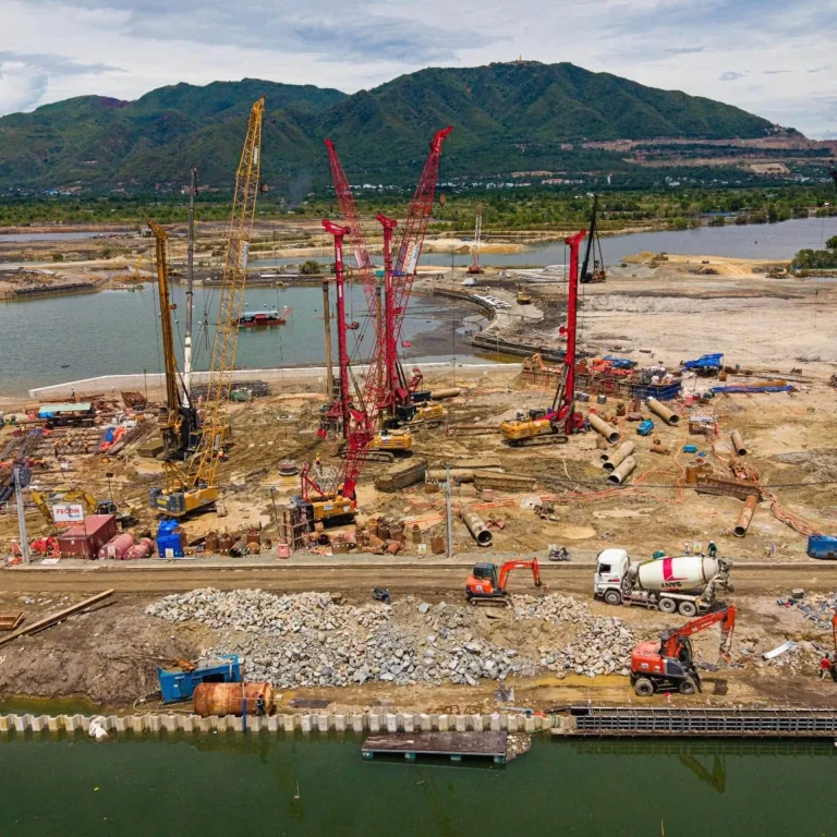 Công trường thi công tháp căn hộ tháng 9/2026 Dàn cẩu tháp và máy khoan cọc nhồi thi công móng căn hộ khoáng nóng nha trang tháng 9/2026