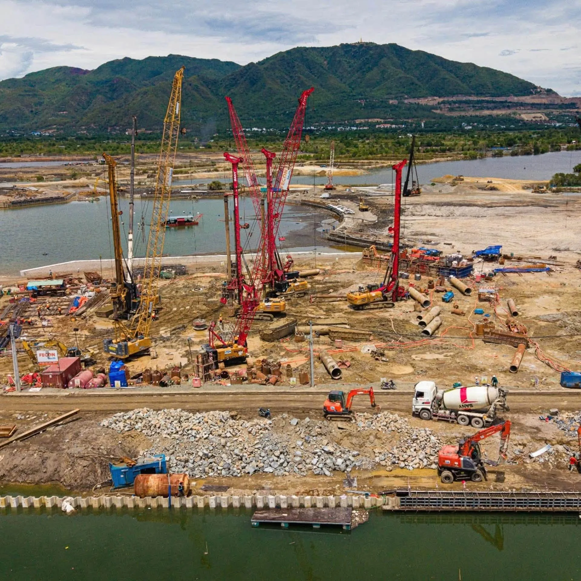 Máy khoan cọc móng sâu FECON Charmora City Giàn khoan cọc nhồi chuyên dụng FECON và cần cẩu xích SANY hoạt động