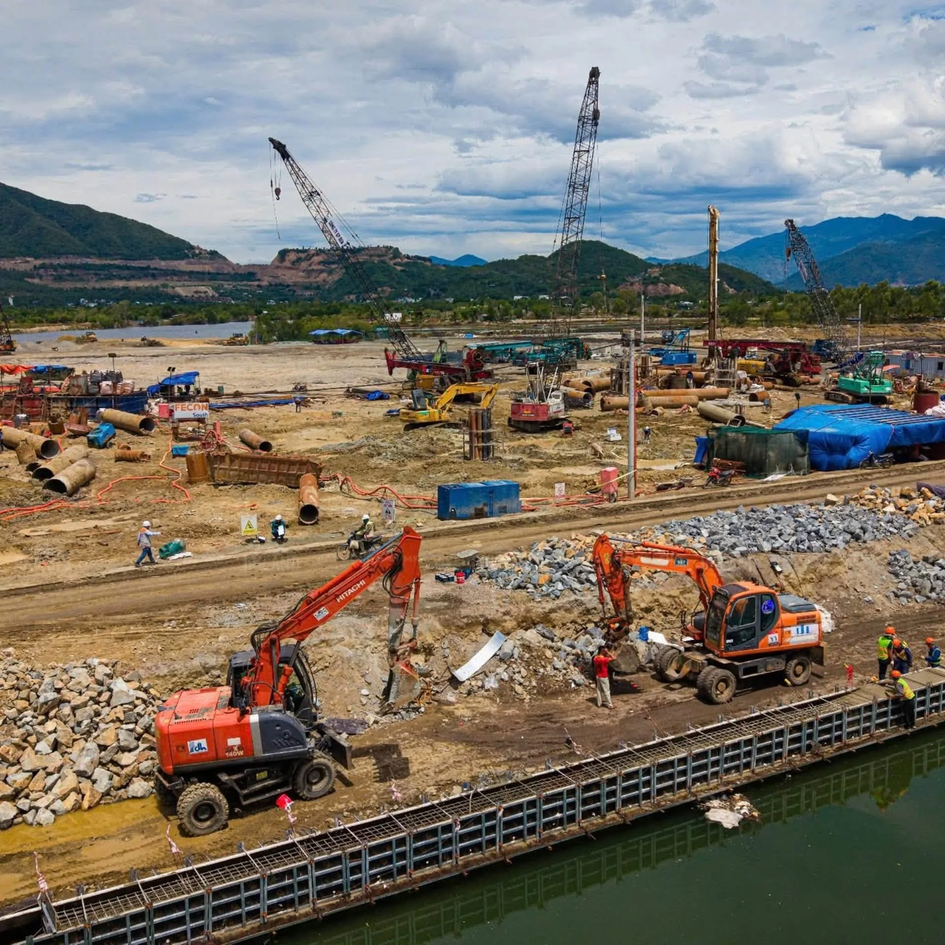 Gia cố kè sông Quán Trường Charmora City Công tác gia cố kè sông Quán Trường bằng cọc cừ thép kiên cố ven đảo