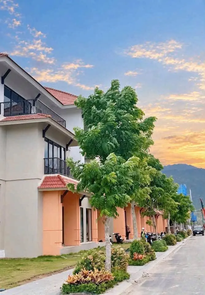 Mặt ngoài nhà mẫu The Elite Charmora City và tuyến phố trước căn liền kề