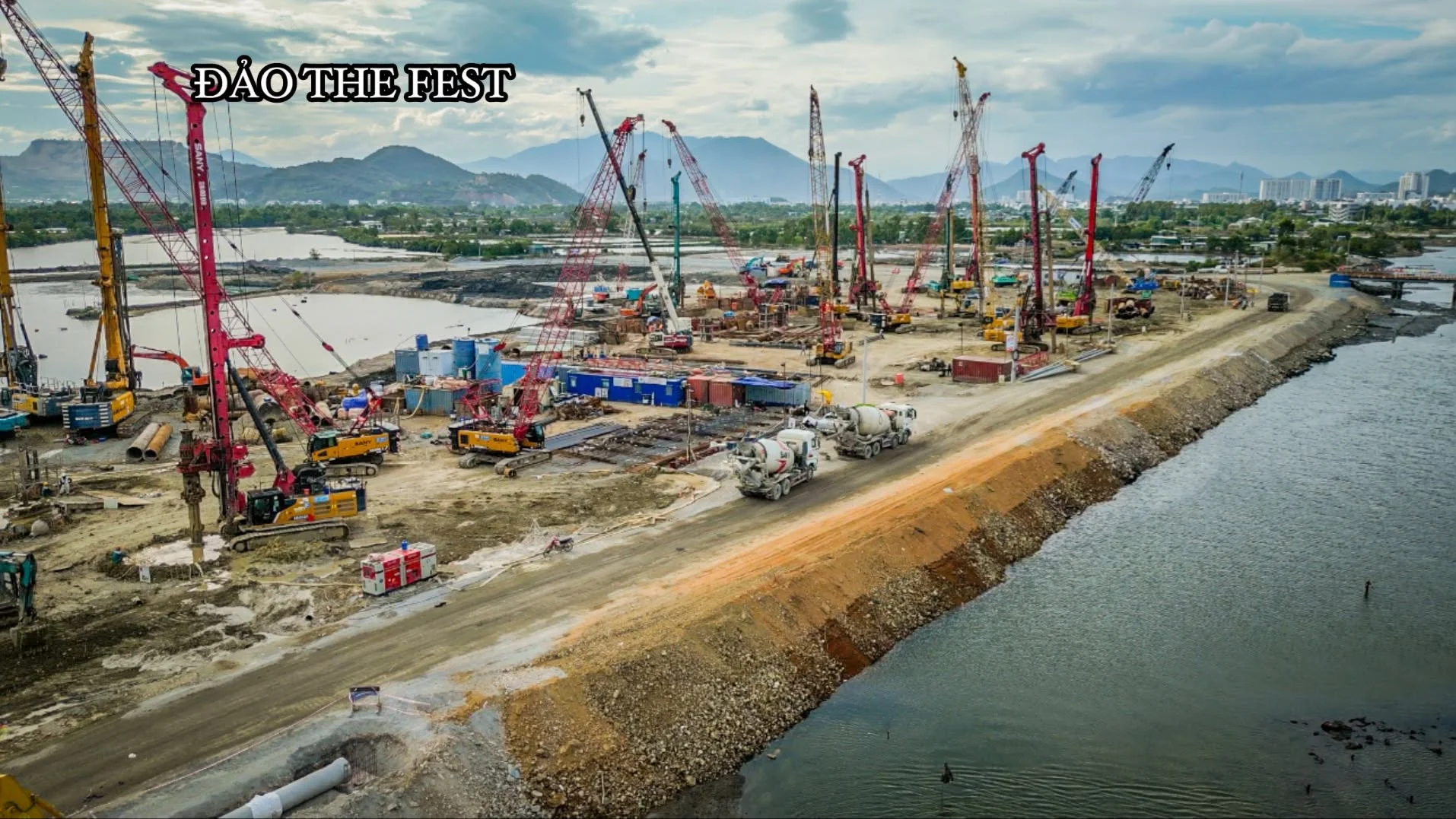 Ảnh tiến độ Charmora City tháng 7/2026 toàn cảnh máy móc cơ giới tại Đảo The Fest