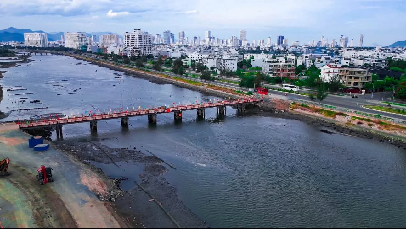Cầu tạm dầm thép vượt sông Quán Trường nối đất liền sang bờ đảo