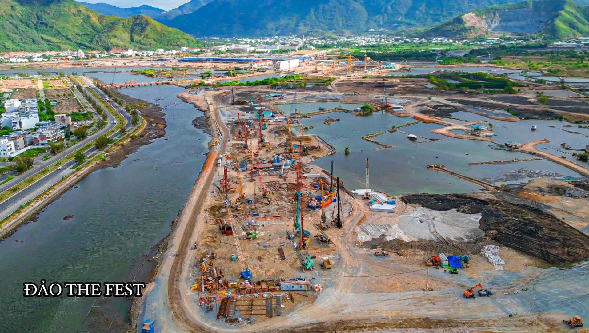 Ảnh tiến độ Charmora City tháng 7/2026 toàn cảnh đại đô thị đảo hướng núi Đồng Bò