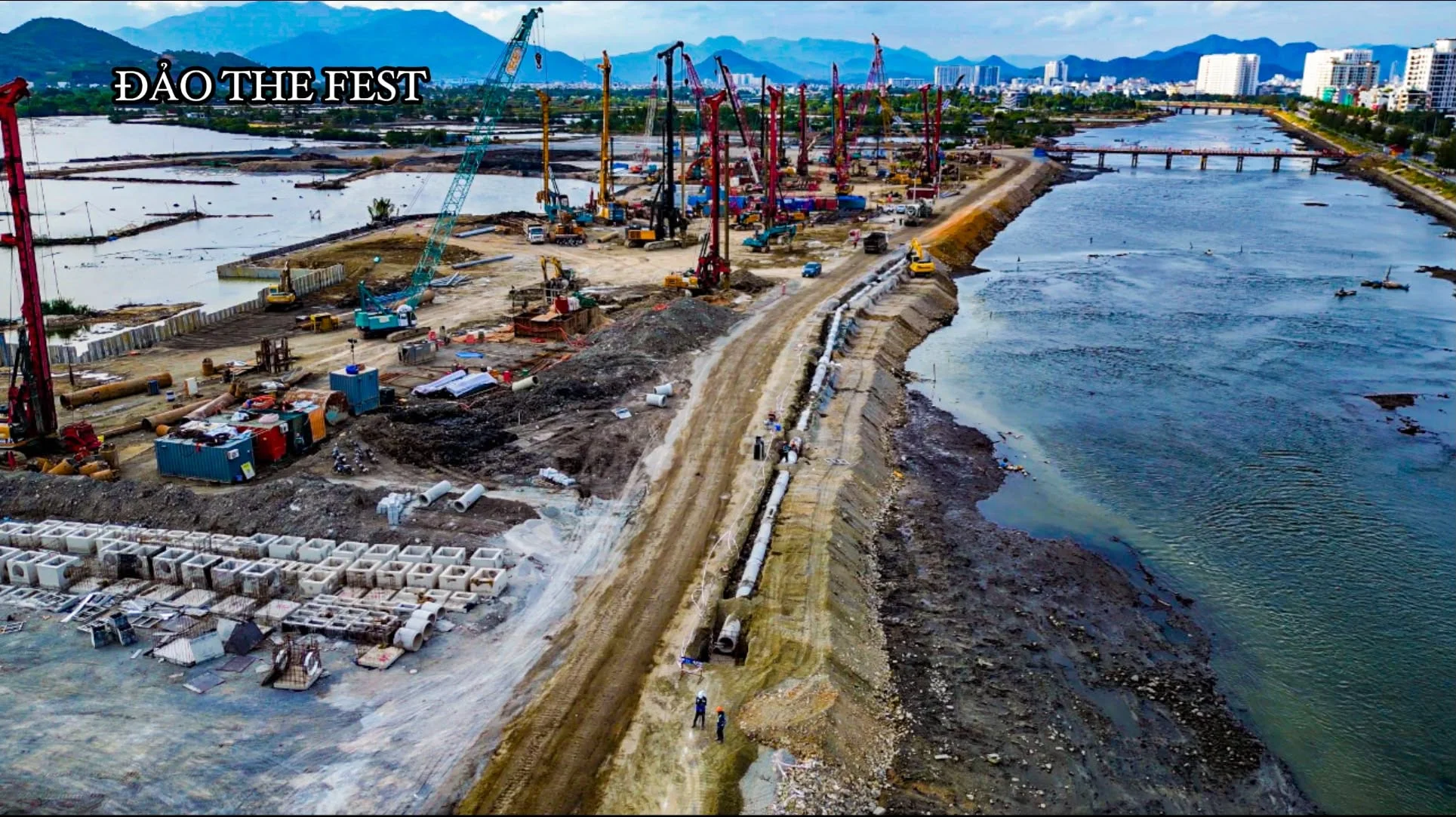 Máy xúc hạ ngầm cấu kiện cống hộp bê tông thoát nước dọc đê bao bờ sông