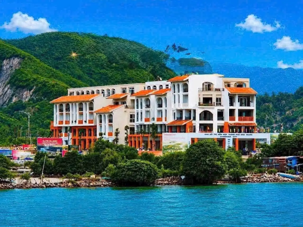 Khối nhà thấp tầng ven sông có biển giới thiệu Elite Island, nơi khách hỏi chính sách bán hàng Elite Island