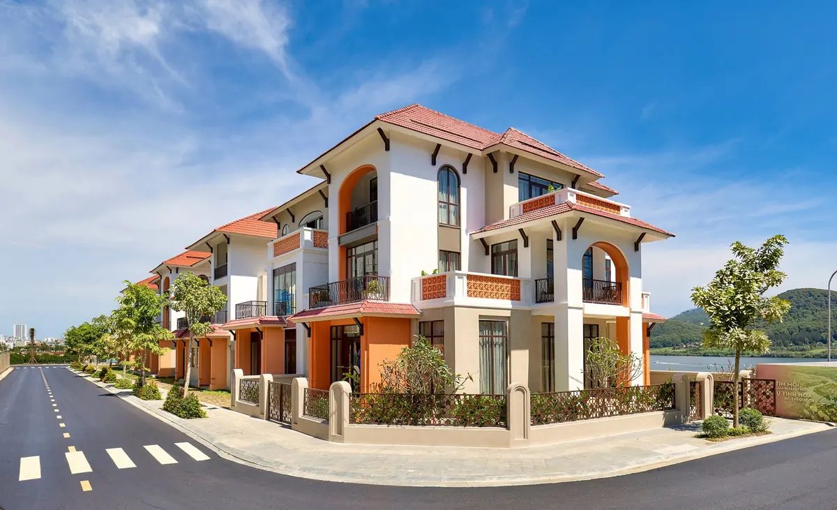 Ngoại thất biệt thự song lập The Elite với mái ngói đỏ và đường vòm cung