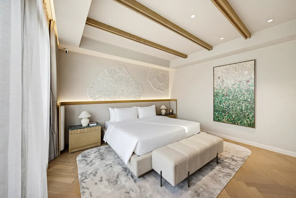 Không gian phòng ngủ trần dầm gỗ trong căn mẫu biệt thự song lập The Elite