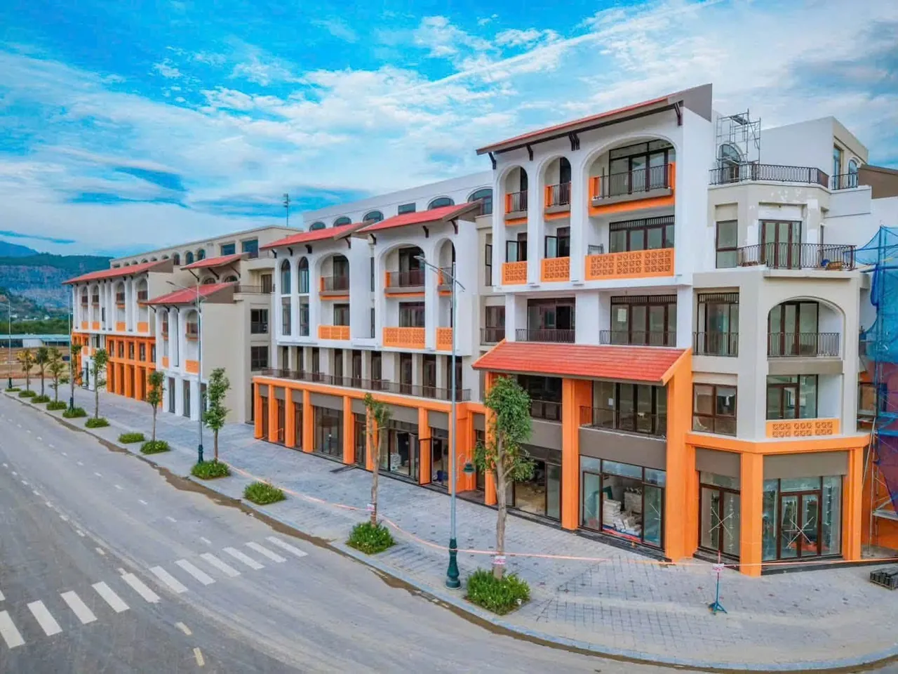 Dãy nhà phố thương mại thấp tầng Charmora City đã hoàn thiện mặt ngoài