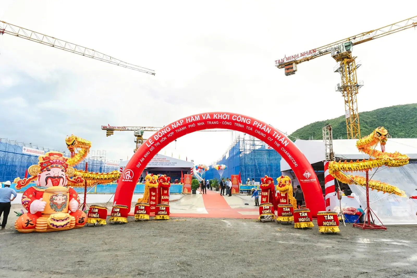 Cổng hơi lễ khởi công phần thân tòa The Charm Charmora City