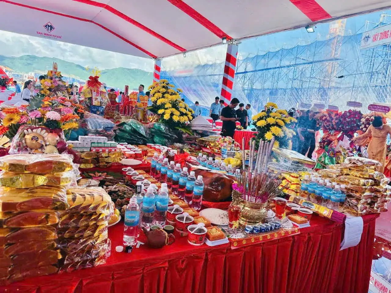 Giàn giáo công trường nhìn từ lều lễ The Charm Charmora City