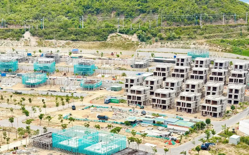 Hạ tầng giao thông nội khu rải nhựa và hệ thống cây xanh cảnh quan tại dự án La Tiên Villa