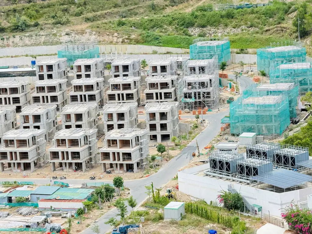 Tiến độ La Tiên Villa tháng 9/2026 thi công kết cấu thô khung bê tông các dãy biệt thự