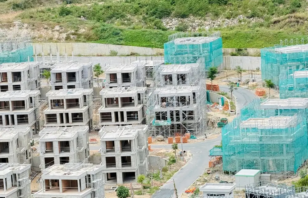 Tiến độ La Tiên Villa tháng 9/2026 thi công móng giàn giáo lưới an toàn phân khu ven biển