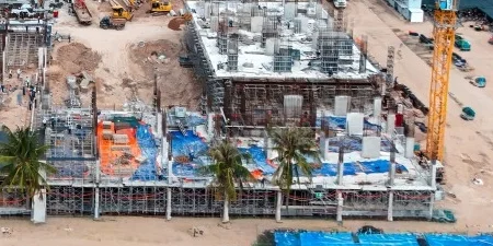 Công nhân thi công lắp đặt giàn giáo và cốp pha sàn tầng 2 Block B