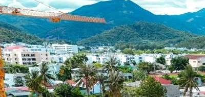 Hệ thống cần cẩu tháp Potain vận chuyển thép và bê tông trên công trường