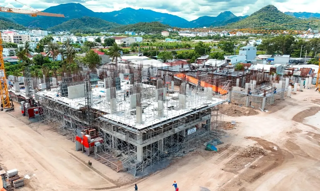 Tiến độ nhà ở xã hội VCN Vĩnh Hải tháng 9/2026 nhìn về hướng núi Cô Tiên