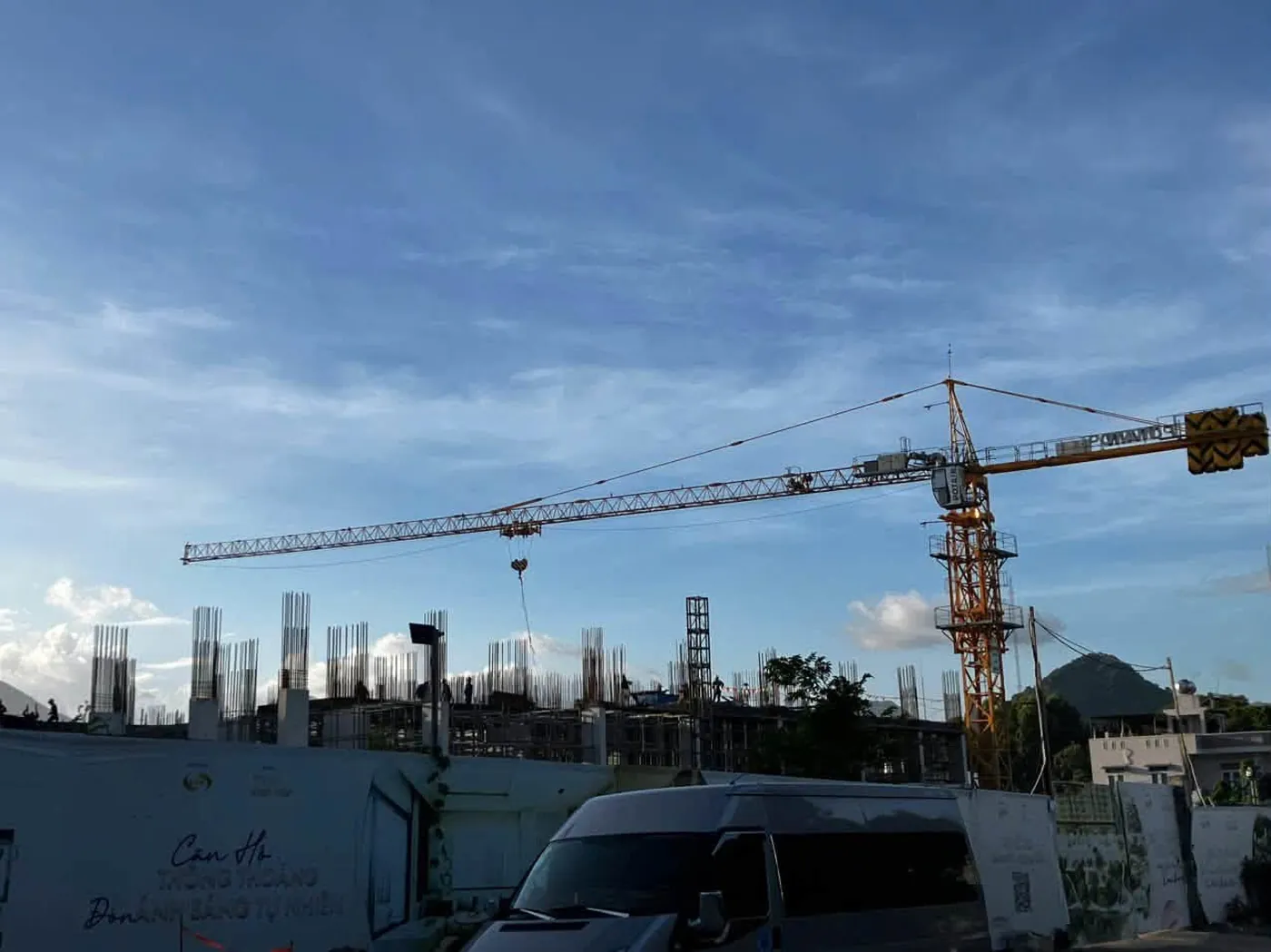 Tiến độ nhà ở xã hội VCN Vĩnh Hải ngày 22/10/2026: cần trục Potain cẩu vật tư, thép chờ cột trên sàn