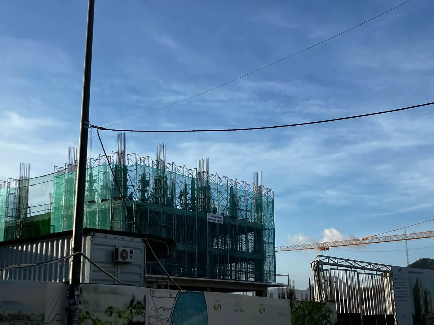 Công nhân dựng cốp pha cột tầng kế tiếp trên khối nhà bao lưới, công trường VCN Vĩnh Hải