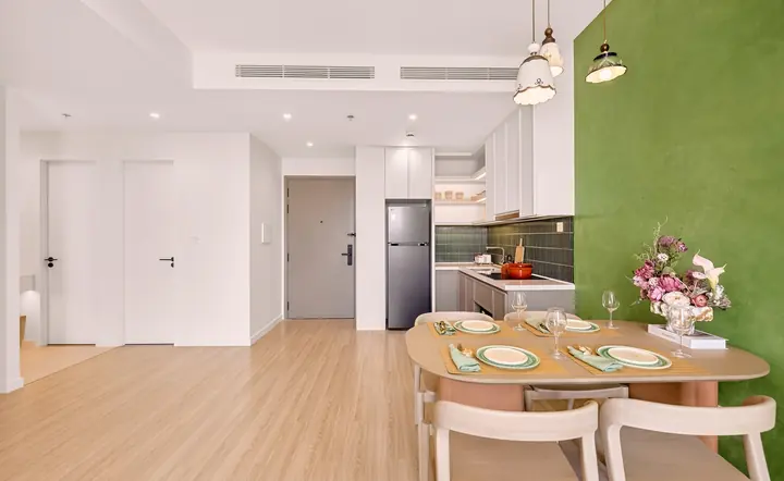 Nhà mẫu căn 1 phòng ngủ Charmora City – phòng khách và bàn ăn