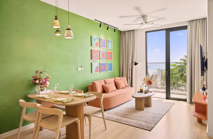 Nhà mẫu căn 1 phòng ngủ Charmora City – phòng khách và bàn ăn