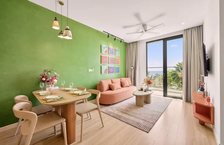 Nhà mẫu căn 1 phòng ngủ Charmora City – phòng khách và bàn ăn