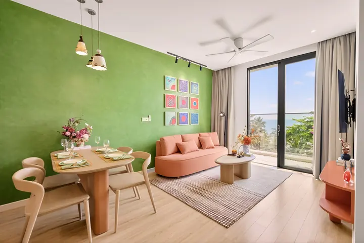 Nhà mẫu căn 1 phòng ngủ Charmora City – phòng khách và bàn ăn