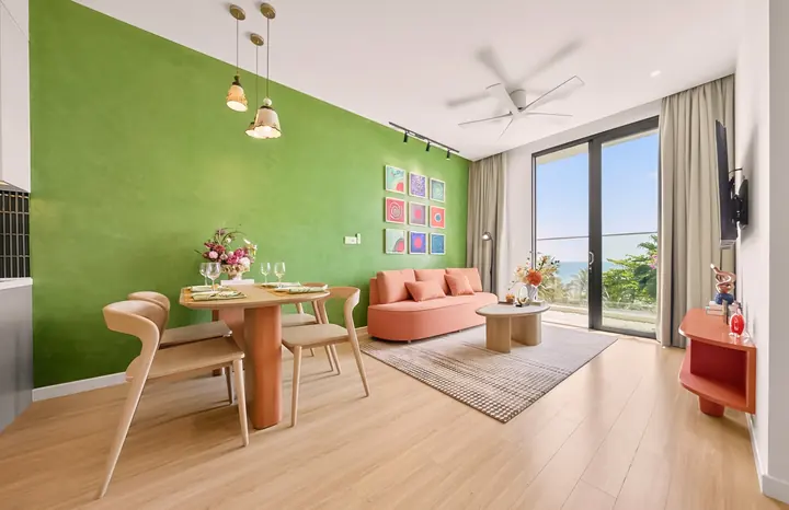 Nhà mẫu căn 1 phòng ngủ Charmora City – phòng khách và bàn ăn