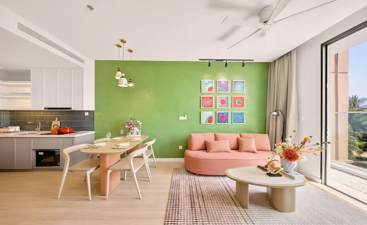 Nhà mẫu căn 1 phòng ngủ Charmora City – phòng khách và bàn ăn