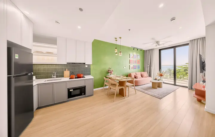 Nhà mẫu căn 1 phòng ngủ Charmora City – phòng khách và bàn ăn