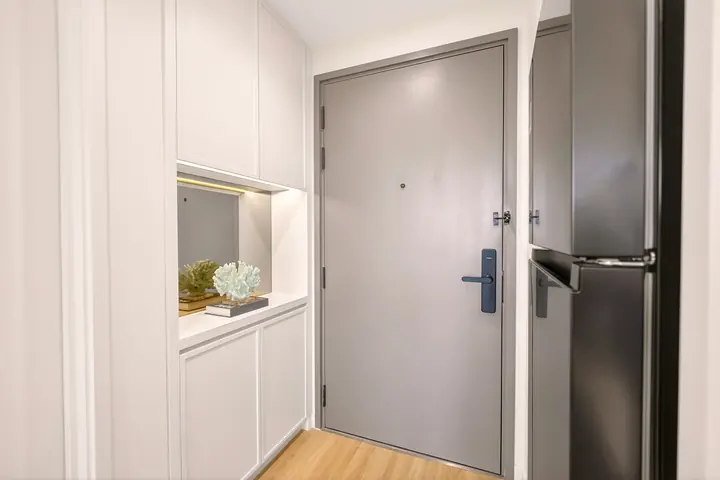 Nhà mẫu căn Studio Charmora City – lối vào và khu bếp