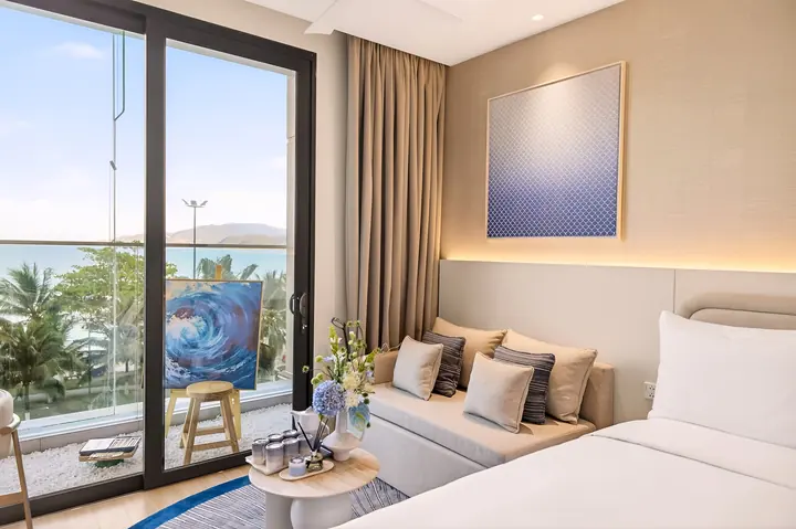 Nhà mẫu căn Studio Charmora City – góc sofa nhìn ra ban công