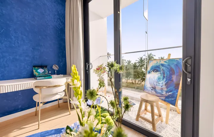Nhà mẫu căn Studio Charmora City – góc trang trí cạnh ban công