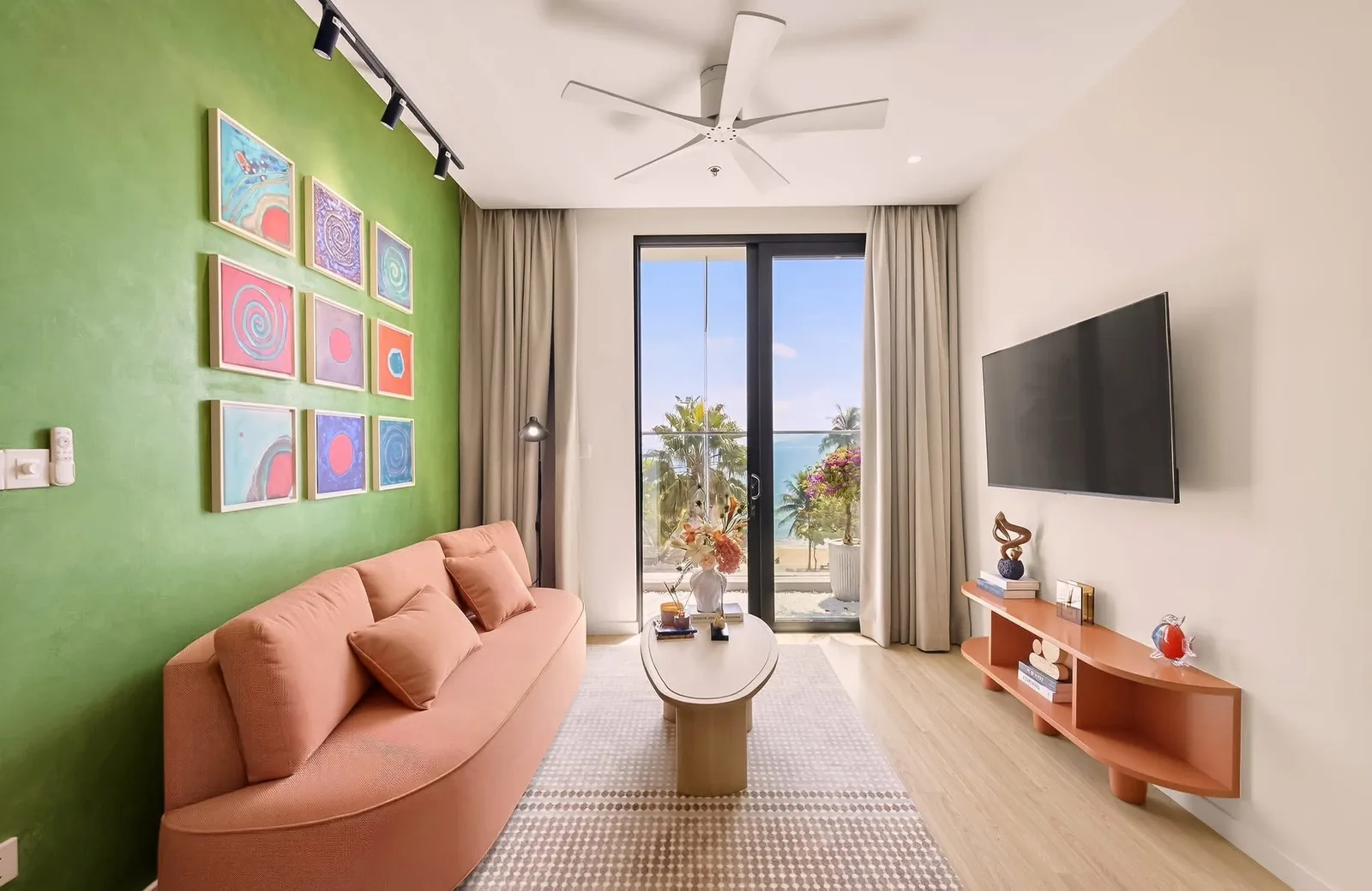 Phong khach nha mau 1PN+ Charmora City huong bien