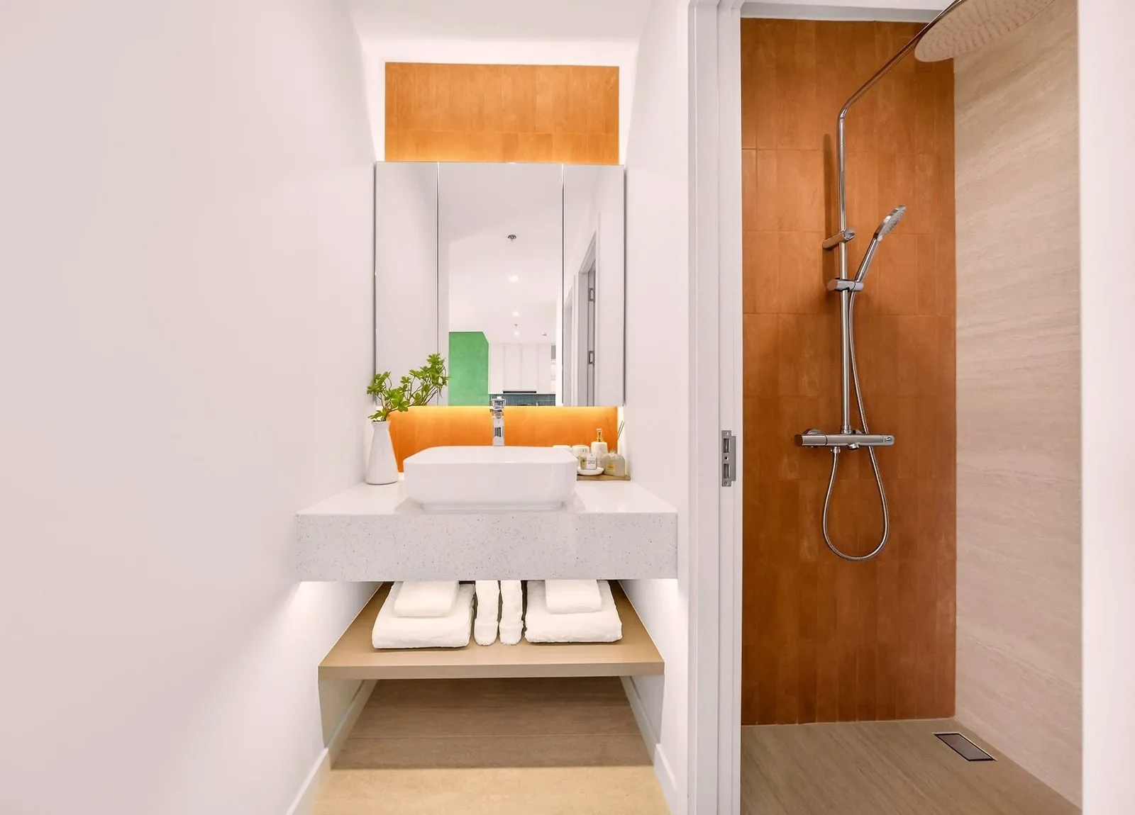 Phong tam nha mau Charmora City voi voi sen va lavabo da