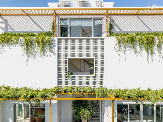 La Tien show villa exterior