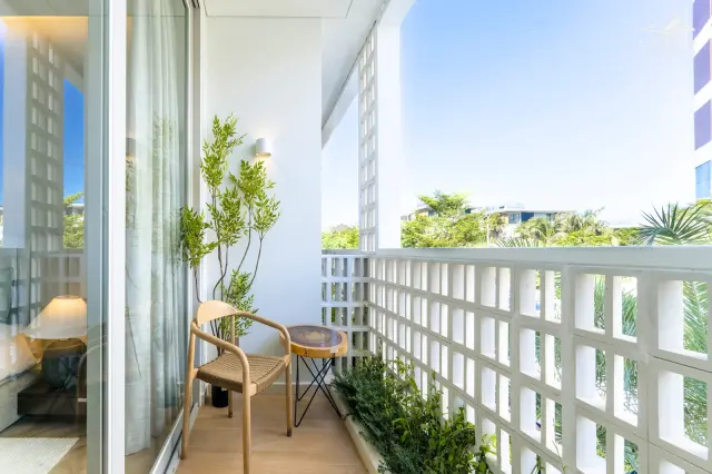 La Tien show villa balcony