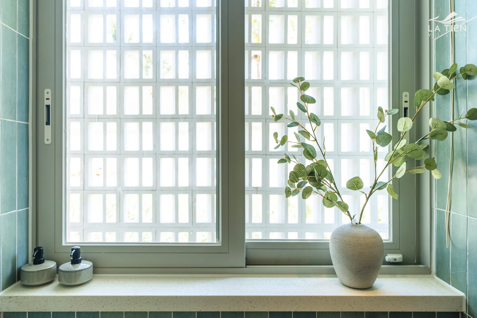 Khu vực ven vịnh La Tiên Villa