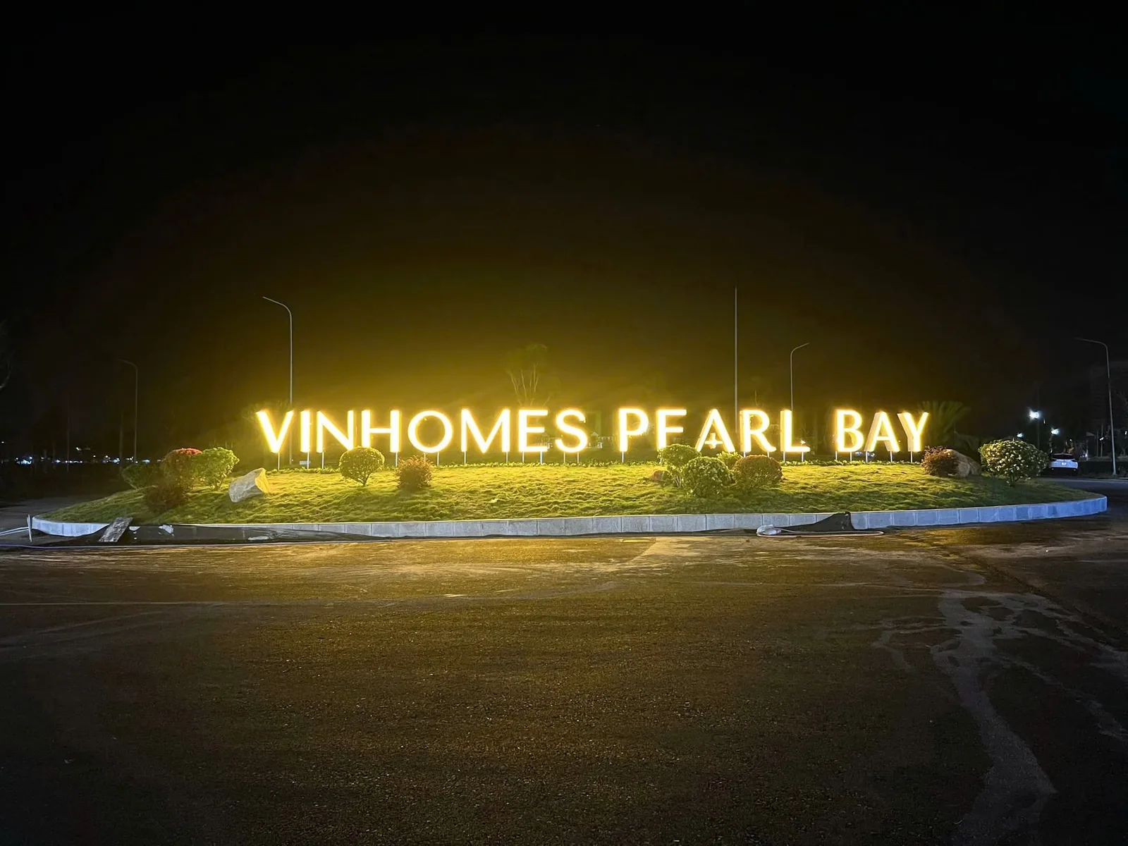 Biển hiệu Vinhomes Pearl Bay về đêm