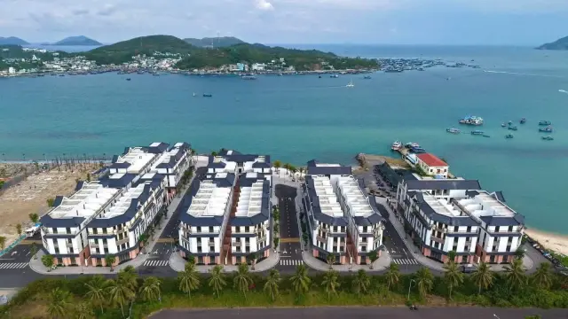 Waterfront townhouses at Vinhomes Pearl Bay