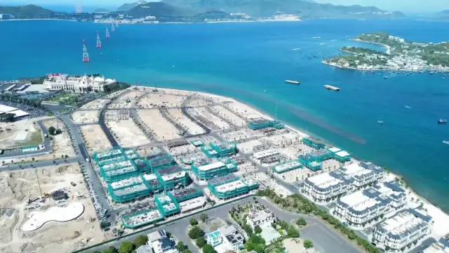 Construction view at Vinhomes Pearl Bay