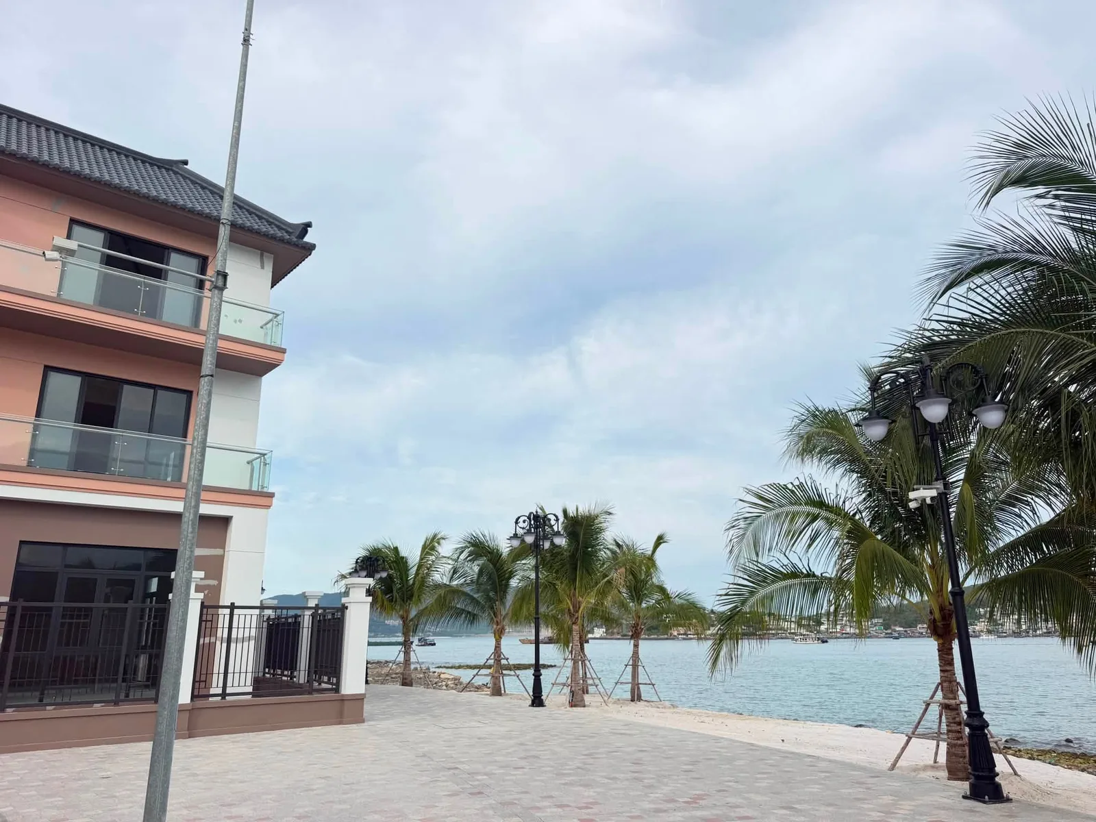 Nhà phố ven biển và hàng dừa tại Vinhomes Pearl Bay