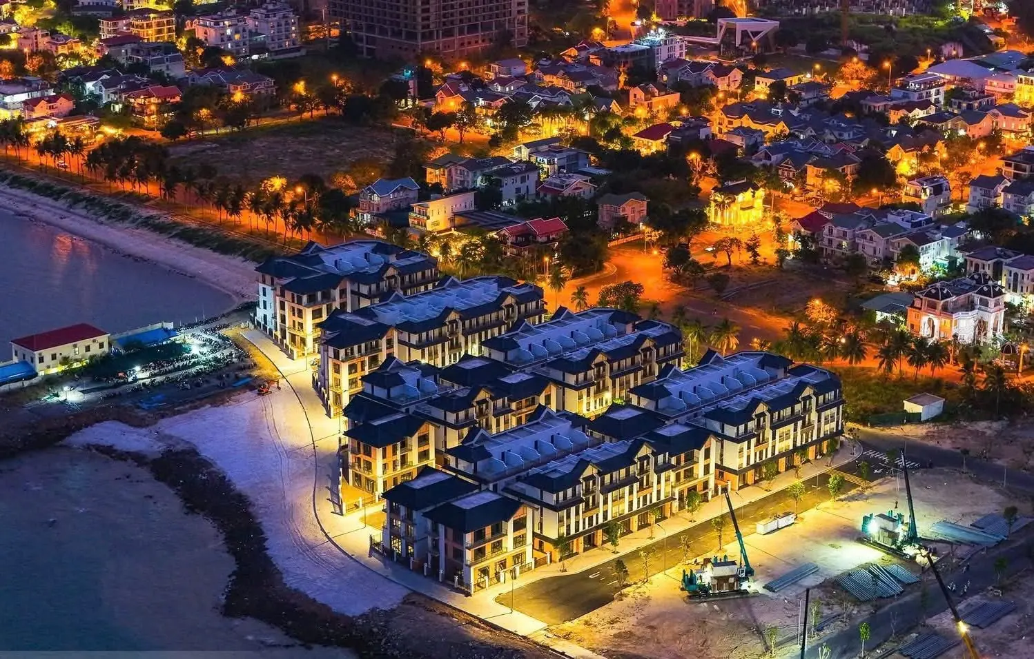 Khu nhà phố Vinhomes Pearl Bay về đêm