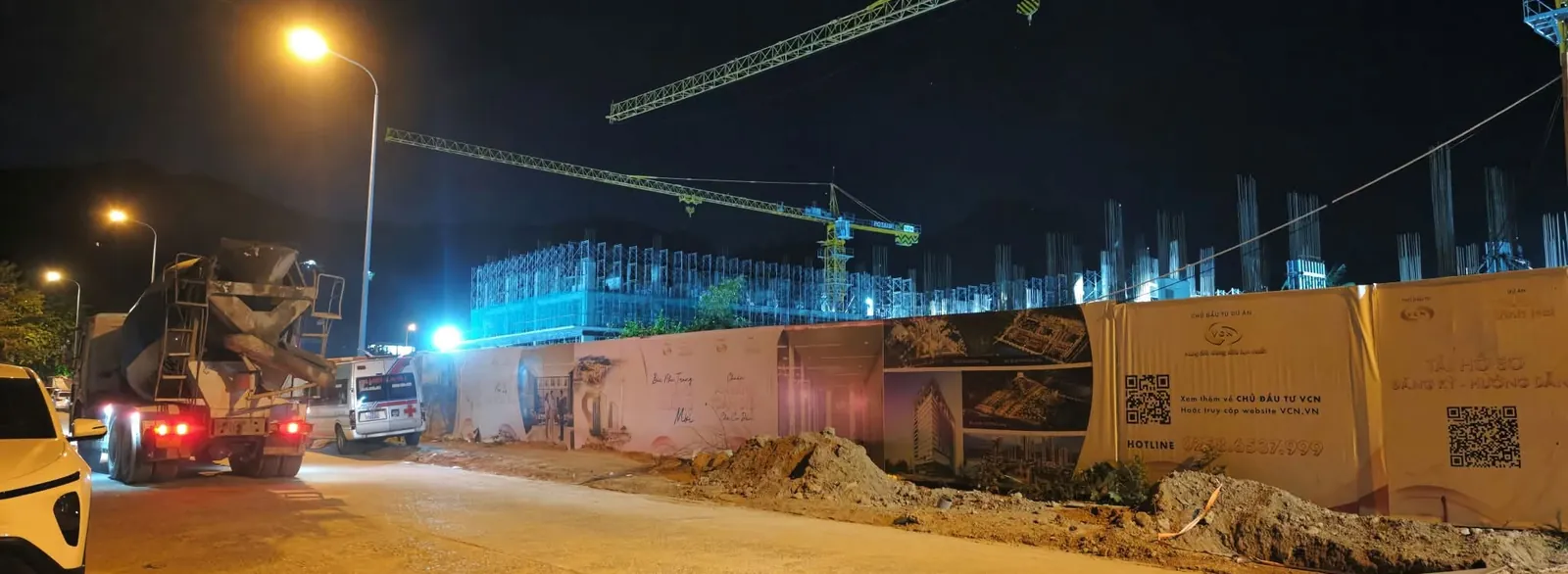 Tiến độ nhà ở xã hội VCN Vĩnh Hải tháng 10/2026: xe bồn bê tông trước công trường trên đường Đào Văn Tiến